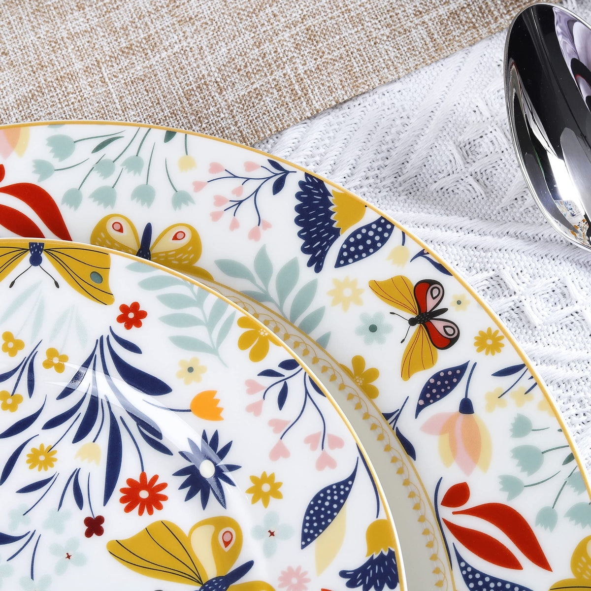16 Piece Vintage Porcelain Dinnerware Set for 4 U10709